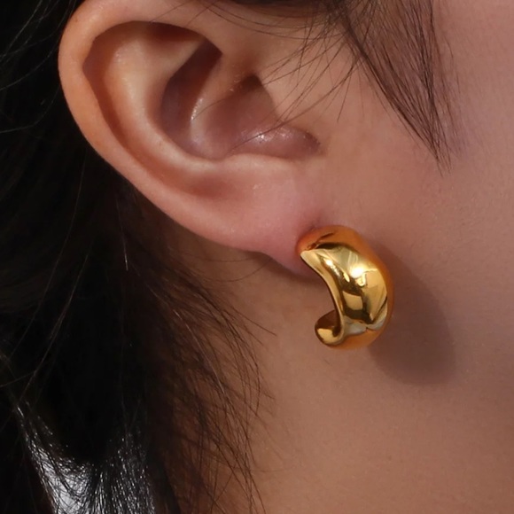 New 18K Gold Hollow Irregular Stud Earrings - Picture 2 of 7